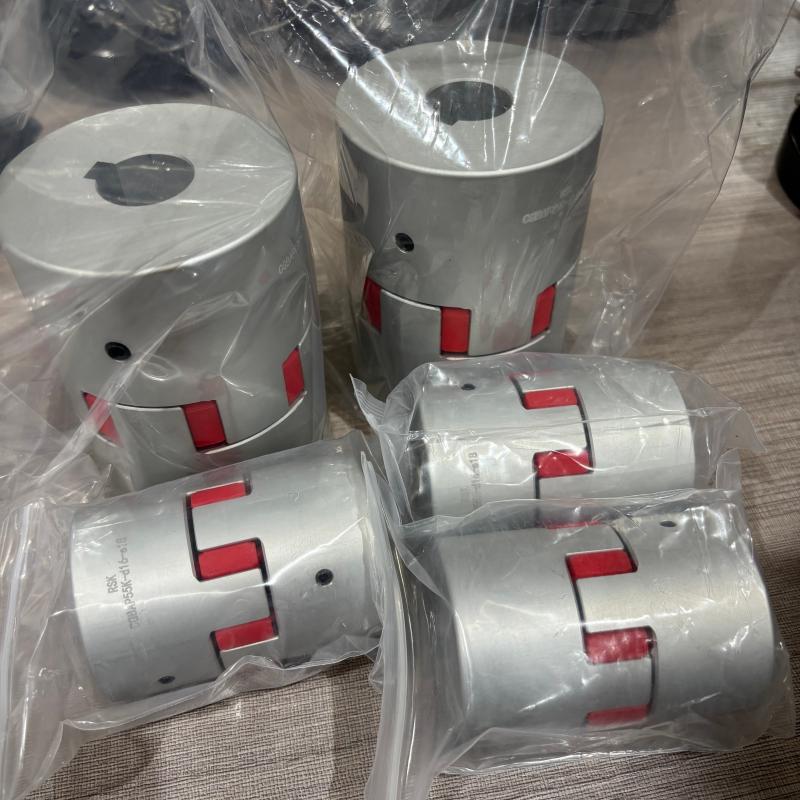 Sprzęgło wału szczękowego ze stopu aluminium Zestaw śrub z wkładką pająka PU z wpustem dostosowanym do robotów